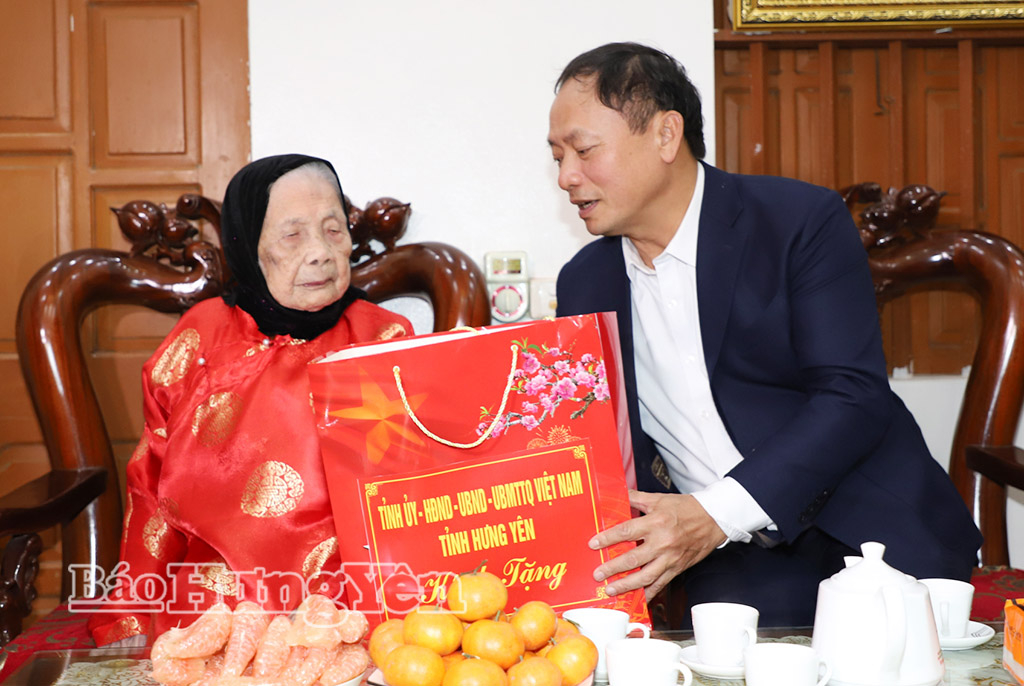 Đồng chí Trần Quốc Văn, Phó Bí thư Tỉnh ủy, Chủ tịch HĐND tỉnh trao quà của Tỉnh ủy, HĐND,  UBND, Ủy ban MTTQ Việt Nam tỉnh tặng Bà mẹ Việt Nam anh hùng Đỗ Thị Kê ở thôn Ngọc Tỉnh, xã Nguyễn Văn Linh.