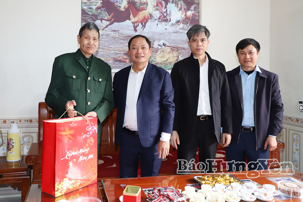 Đồng chí Trần Quốc Văn, Phó Bí thư Tỉnh ủy, Chủ tịch HĐND tỉnh trao quà của Tỉnh ủy, HĐND, UBND,  Ủy ban MTTQ Việt Nam tỉnh tặng thương binh Vũ Văn Hiếu ở thôn Thiên Lộc, xã Yên Mỹ.