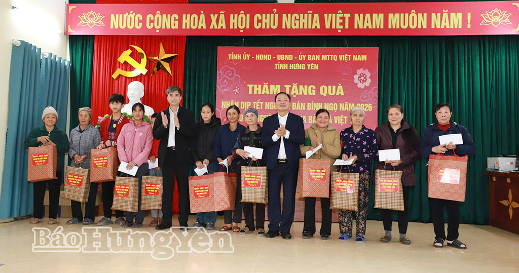 Đồng chí Trần Quốc Văn, Phó Bí thư Tỉnh ủy, Chủ tịch HĐND tỉnh trao quà của Tỉnh ủy,  HĐND, UBND,  Ủy ban MTTQ Việt Nam tỉnh tặng các hộ nghèo của xã Việt Yên.