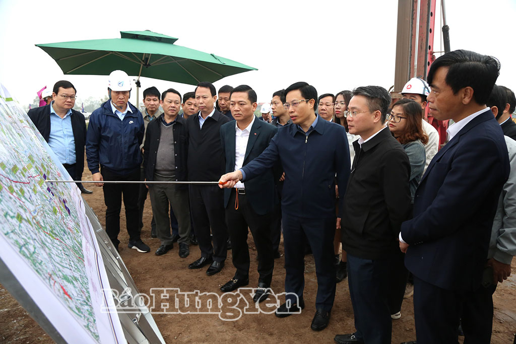 Các đồng chí: Lại Văn Hoàn, Phó Chủ tịch UBND tỉnh Hưng Yên; Nguyễn Cao Sơn, Phó Chủ tịch UBND tỉnh Ninh Bình kiểm tra tiến độ thi công cầu vượt sông Ninh Cơ thuộc dự án đường cao tốc Ninh Bình - Hải Phòng.