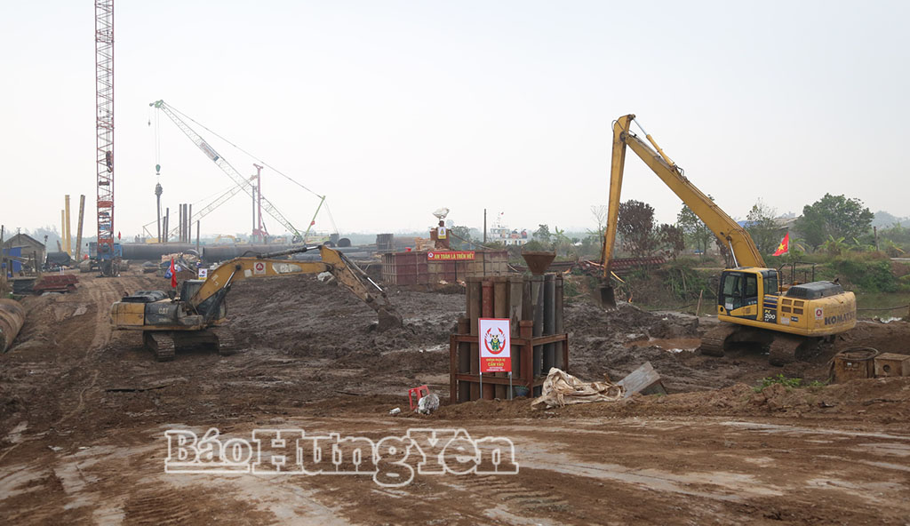 Nhà thầu xây dựng tập trung nhân lực, phương tiện đẩy nhanh tiến độ thi công cầu vượt sông Ninh Cơ.