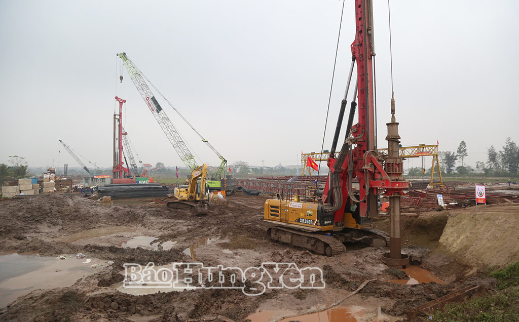 Thi công cọc khoan nhồi trụ cầu vượt sông Ninh Cơ.