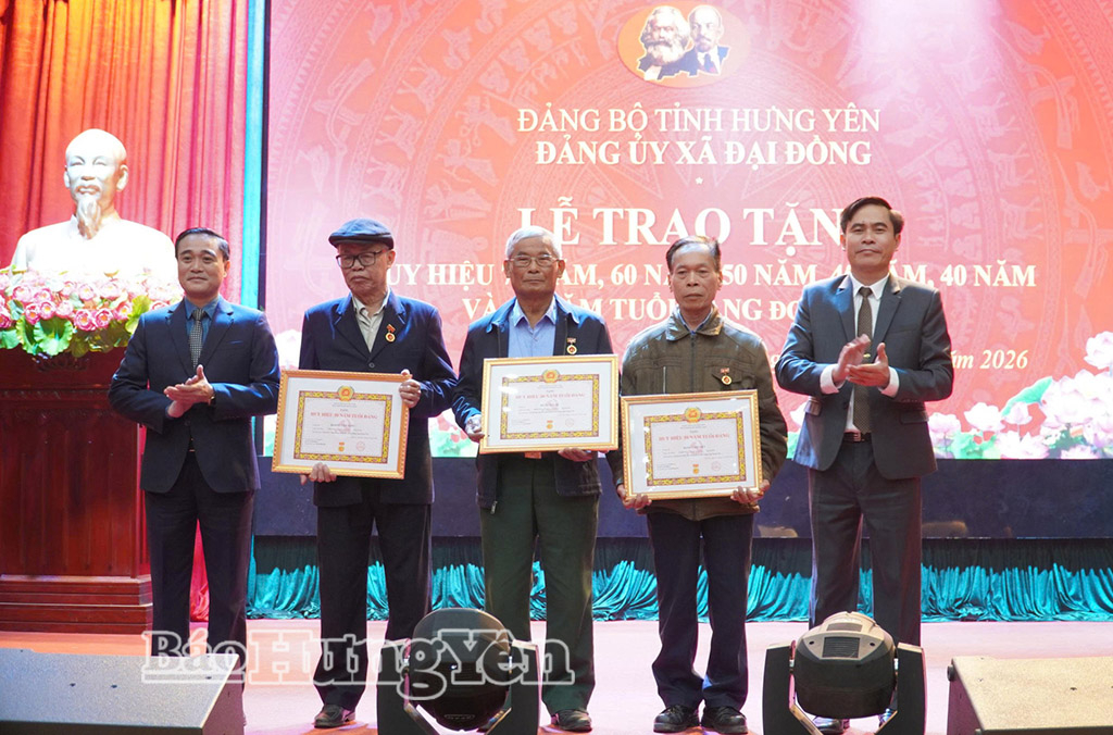 Lãnh đạo xã Đại Đồng trao Huy hiệu 50 năm tuổi Đảng tặng các đảng viên. Ảnh: Phương Châm 