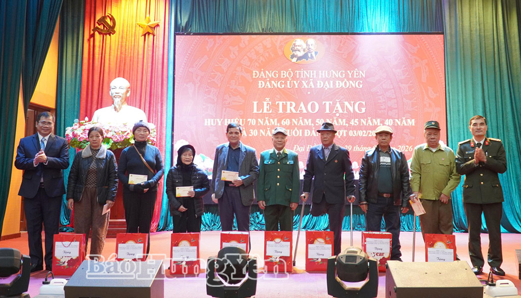 Các đại biểu trao quà của Giám đốc Công an tỉnh gửi tặng những thương binh và thân nhân gia đình chính sách của xã.