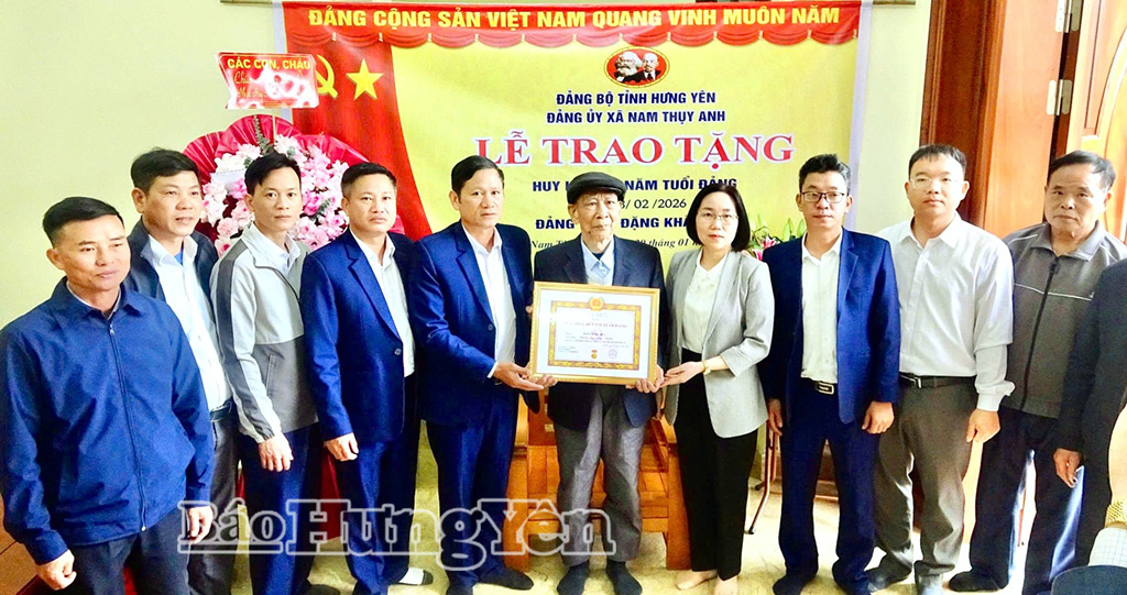 Lãnh đạo Đảng ủy xã Nam Thụy Anh đến thăm và trao Huy hiệu 60 năm tuổi Đảng cho đồng chí Đặng Khắc Huy (thôn 2 Đồng Hòa). Ảnh: Nguyễn Thắm