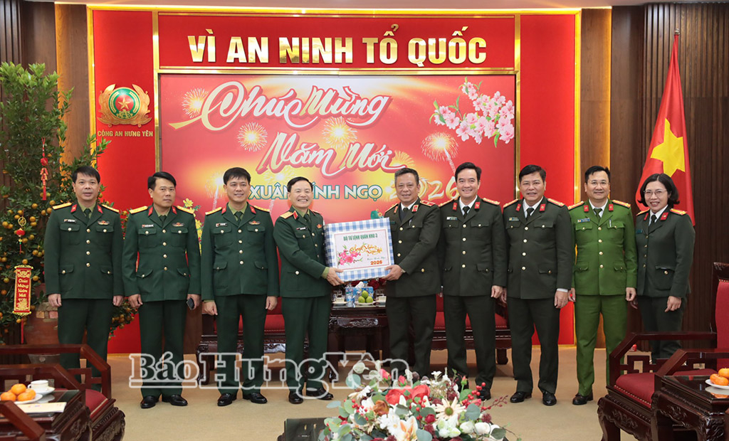 Đồng chí Tư lệnh Quân khu 3 cùng đoàn công tác tặng quà Công an tỉnh Hưng Yên.