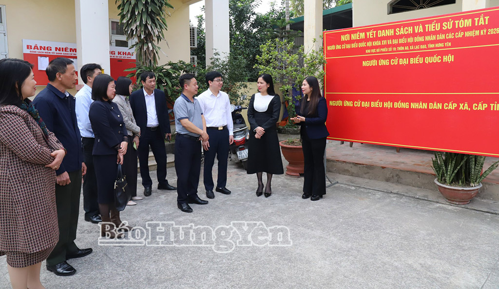 Đoàn kiểm tra thực tế nơi dự kiến bỏ phiếu bầu cử tại thôn Ao (xã Lạc Đạo).