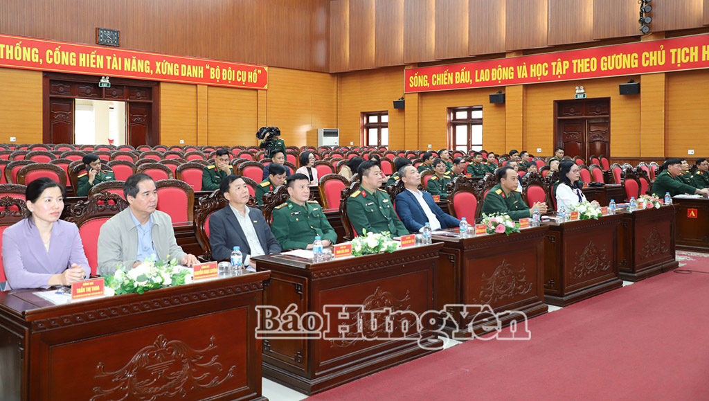 Các đại biểu dự hội nghị gặp mặt.