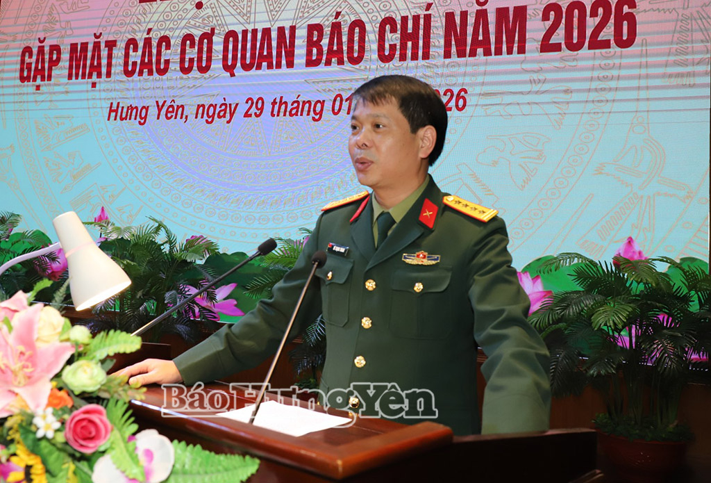 Đại tá Vũ Trọng Thoan, Chính ủy Bộ CHQS tỉnh phát biểu tại hội nghị gặp mặt.