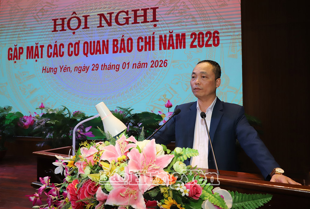 Đại diện lãnh đạo Báo và Phát thanh, Truyền hình Hưng Yên phát biểu tại hội nghị gặp mặt.