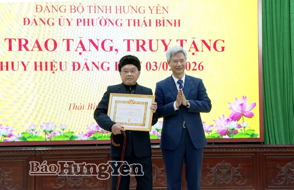 Đồng chí Trưởng đoàn Đại biểu Quốc hội tỉnh, Giám đốc Sở Nội vụ trao Huy hiệu 70 năm tuổi Đảng tặng đảng viên. Ảnh: Bích Hạnh - Đình Dũng