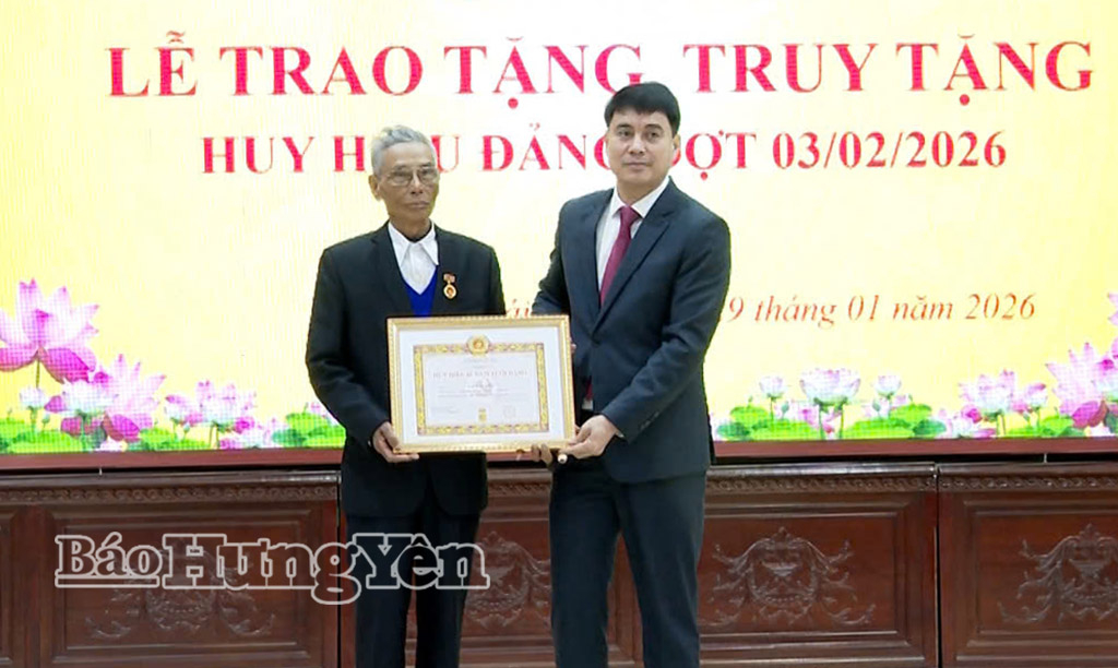 Lãnh đạo phường Thái Bình trao Huy hiệu Đảng tặng các đảng viên.