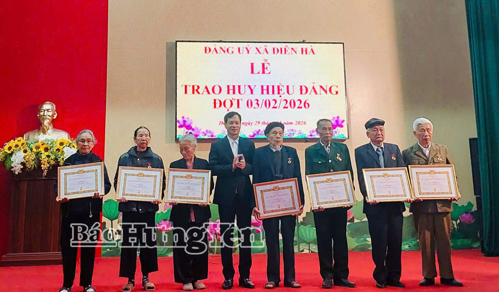 Lãnh đạo xã Diên Hà trao tặng Huy hiệu Đảng cho các đảng viên 65, 60 năm tuổi Đảng. Ảnh: Thanh Thủy