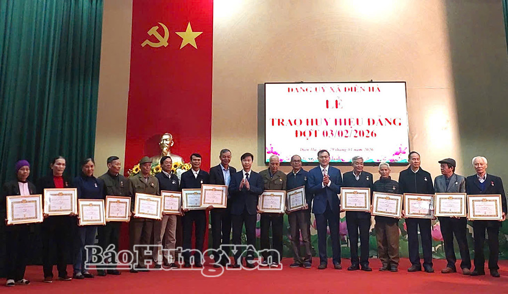 Lãnh đạo xã Diên Hà trao tặng Huy hiệu Đảng cho các đảng viên 45, 40, 35 năm tuổi Đảng.