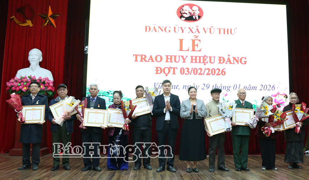 Lãnh đạo xã Vũ Thư trao Huy hiệu Đảng cho các đảng viên trong Đảng bộ xã đợt 3/2 năm 2026. Ảnh: Đào Quyên