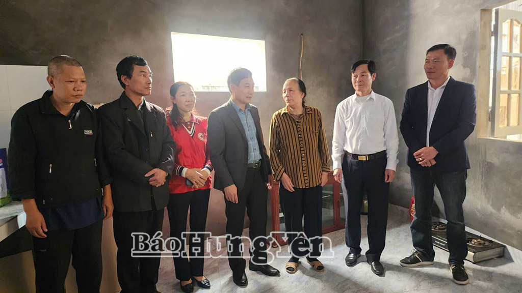 Lãnh đạo phường thăm ngôi nhà mới của gia đình ông Phạm Hữu Bính.