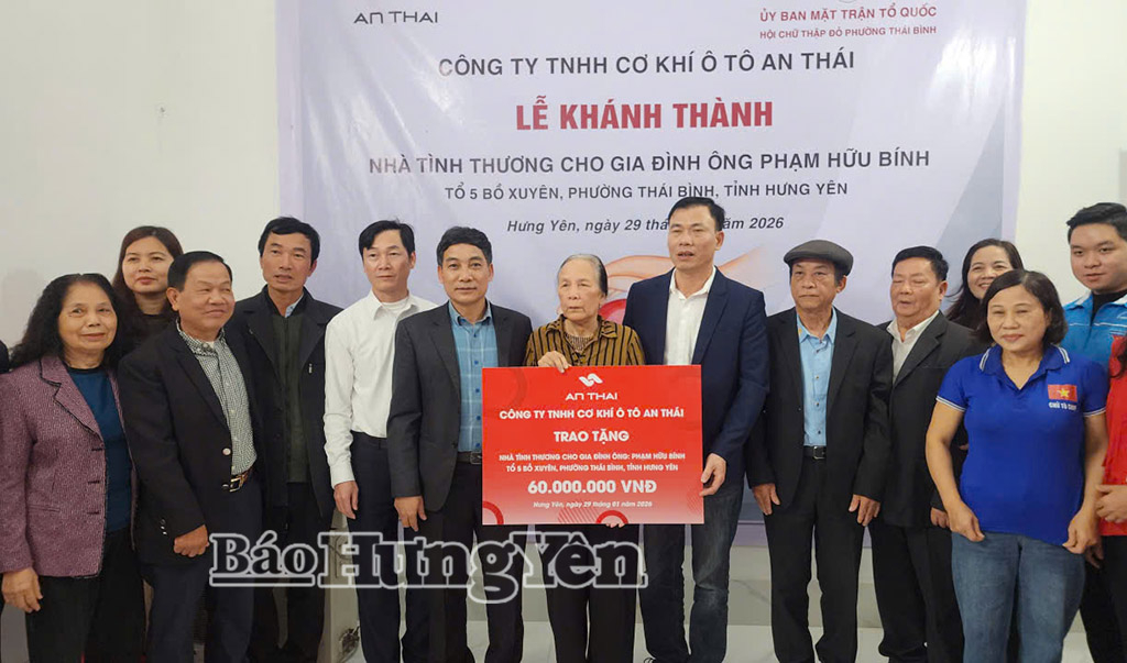 Lãnh đạo phường và doanh nghiệp trao kinh phí hỗ trợ xây dựng Nhà tình thương.              