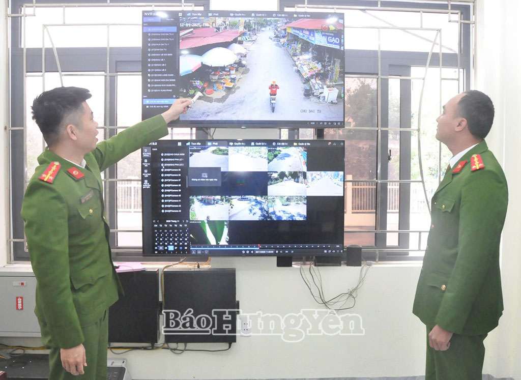 Công an xã Đại Đồng nắm bắt tình hình ANTT qua hệ thống camera giám sát.