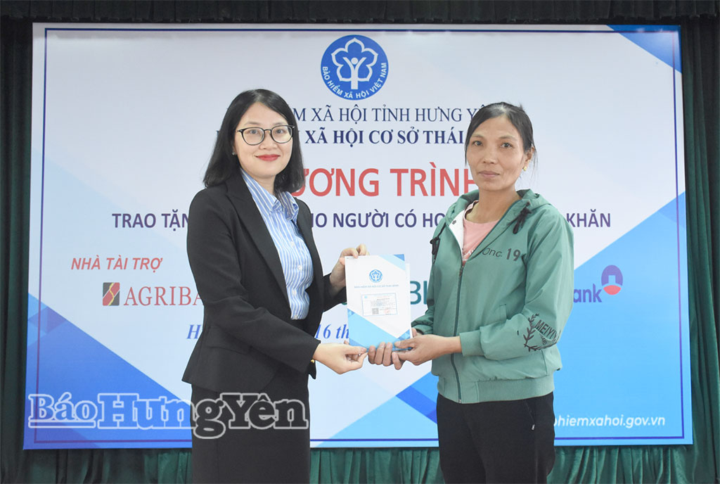 Đại diện Vietcombank Thái Bình tặng thẻ BHYT cho bà Nguyễn Thị Oanh (phường Trần Lãm).