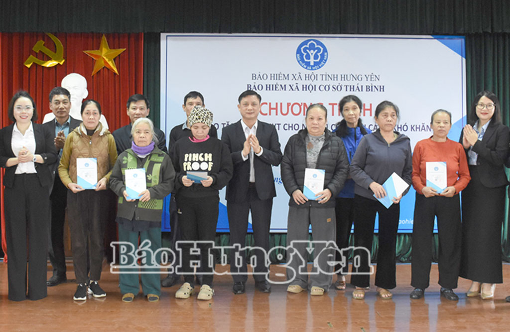 BHXH cơ sở Thái Bình cùng đại diện các nhà tài trợ trao tặng thẻ BHYT cho ngườicó hoàn cảnh khó khăn.