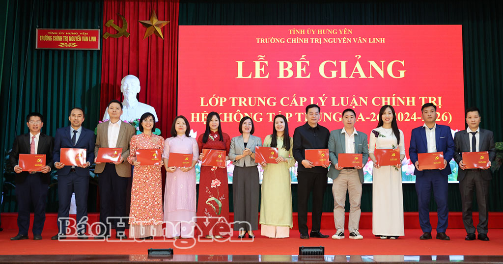 Lãnh đạo Trường Chính trị Nguyễn Văn Linh trao bằng tốt nghiệp cho học viên.