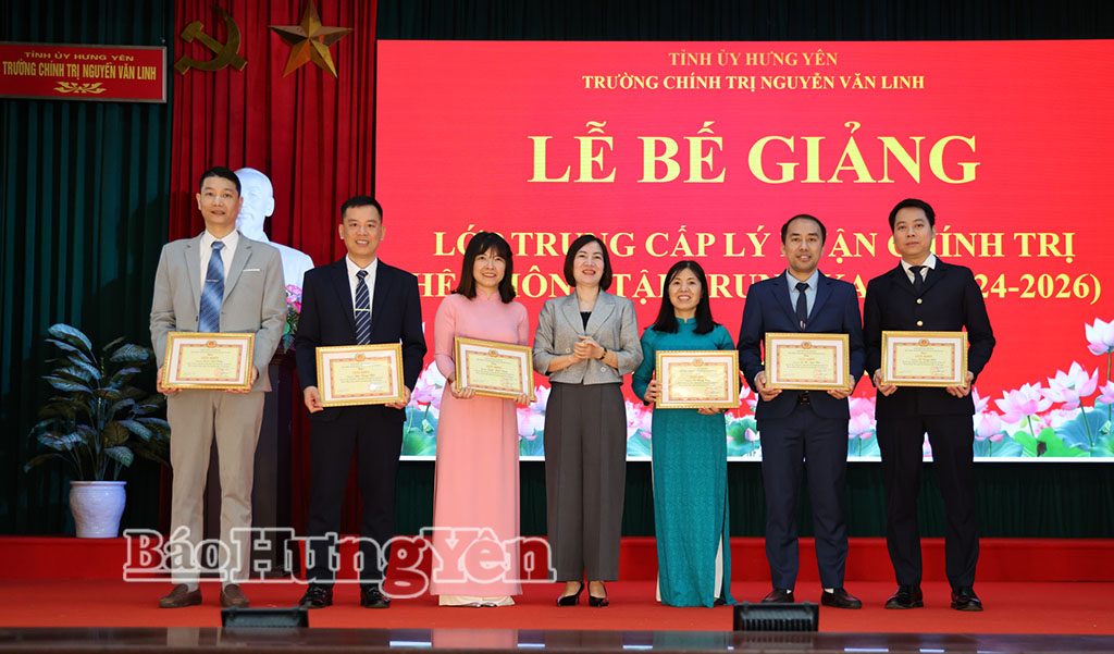 Lãnh đạo Trường Chính trị Nguyễn Văn Linh trao Giấy khen cho học viên có thành tích cao trong học tập và rèn luyện.