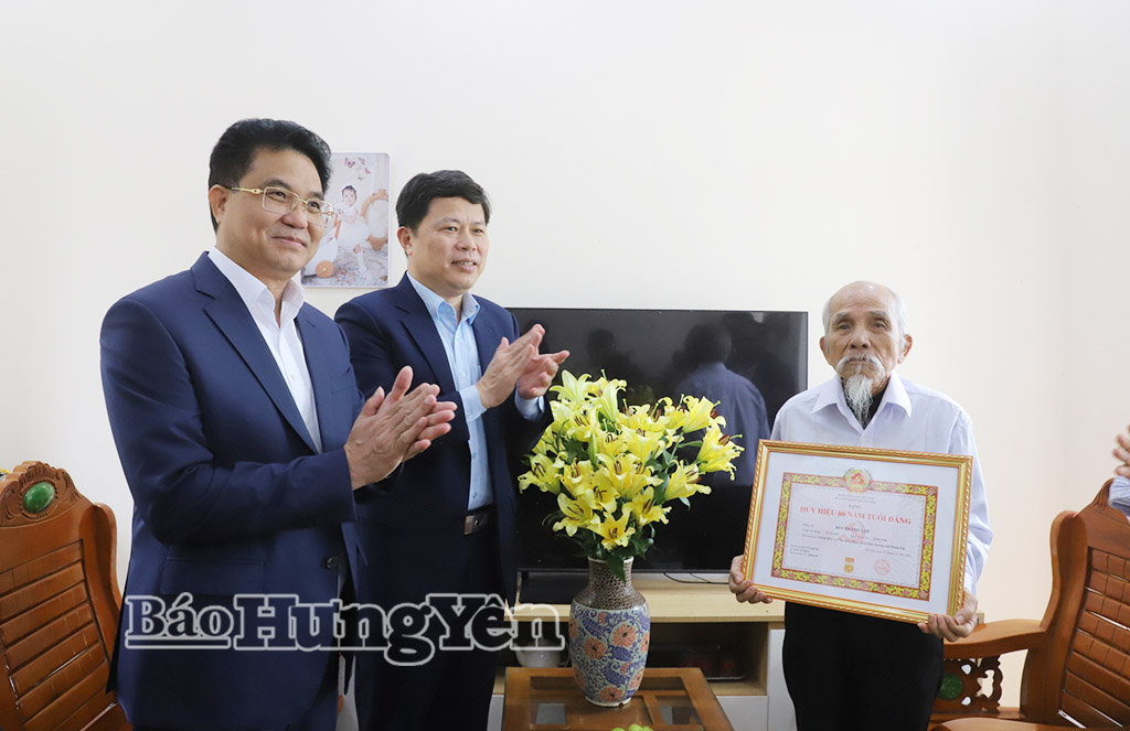 Đồng chí Phó Bí thư Thường trực Tỉnh ủy, Chủ tịch Ủy ban MTTQ Việt Nam tỉnh Trần Quốc Toản trao Huy hiệu Đảng và tặng quà Tết cho các hộ nghèo