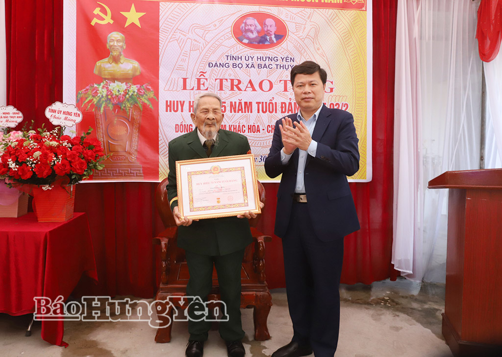 Đồng chí Phó Bí thư Thường trực Tỉnh ủy, Chủ tịch Ủy ban MTTQ Việt Nam tỉnh Trần Quốc Toản trao Huy hiệu 75 năm tuổi Đảng tặng đảng viên Phạm Khắc Hòa (xã Bắc Thụy Anh).