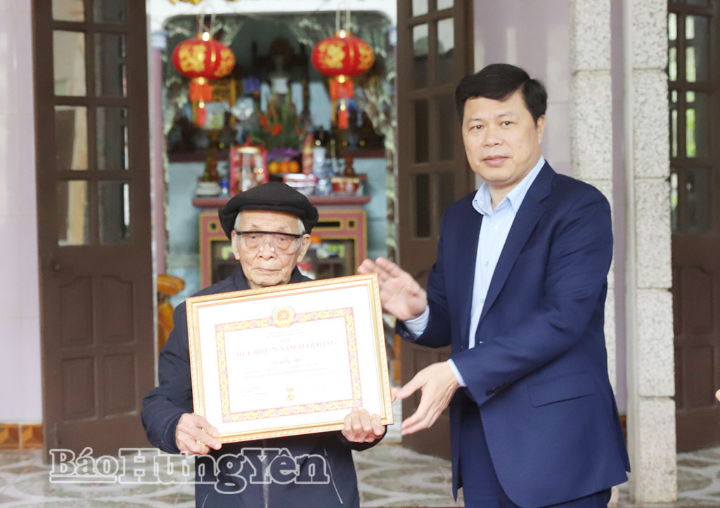 Đồng chí Phó Bí thư Thường trực Tỉnh ủy, Chủ tịch Ủy ban MTTQ Việt Nam tỉnh Trần Quốc Toản trao Huy hiệu 75 năm tuổi Đảng tặng đảng viên Đinh Văn Tiệp (xã Đông Thái Ninh).