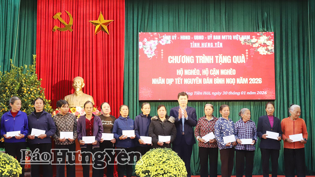 Đồng chí Phó Bí thư Thường trực Tỉnh ủy, Chủ tịch Ủy ban MTTQ Việt Nam tỉnh Trần Quốc Toản trao quà Tết tặng các hộ nghèo, hộ cận nghèo, hộ có hoàn cảnh khó khăn xã Đông Tiền Hải.