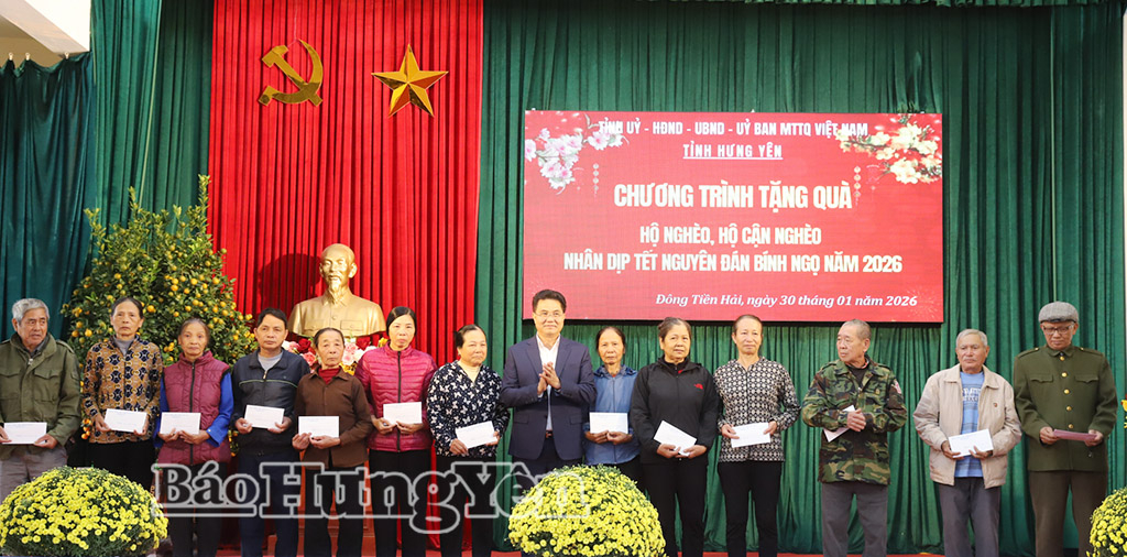 Đồng chí Phó Chủ tịch UBND tỉnh Lê Quang Hòa trao quà Tết tặng các hộ nghèo, hộ cận nghèo, hộ có hoàn cảnh khó khăn xã Đông Tiền Hải.