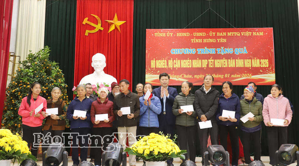 Đồng chí Phó Bí thư Thường trực Tỉnh ủy, Chủ tịch Ủy ban MTTQ Việt Nam tỉnh Trần Quốc Toản trao quà Tết tặng các hộ nghèo, hộ cận nghèo, hộ có hoàn cảnh khó khăn xã Đồng Châu.