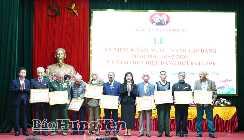 Lãnh đạo Ban Nội chính Tỉnh ủy và Ủy ban Kiểm tra Tỉnh ủy trao Huy hiệu Đảng tặng các đảng viên trong Đảng bộ xã Tân Thuận. Ảnh: Đào Quyên