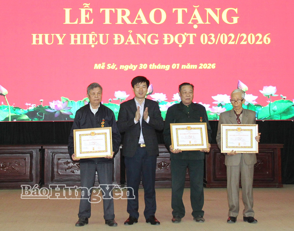 Lãnh đạo xã Mễ Sở trao Huy hiệu 55 năm tuổi Đảng tặng các đảng viên. Ảnh: Phương Minh