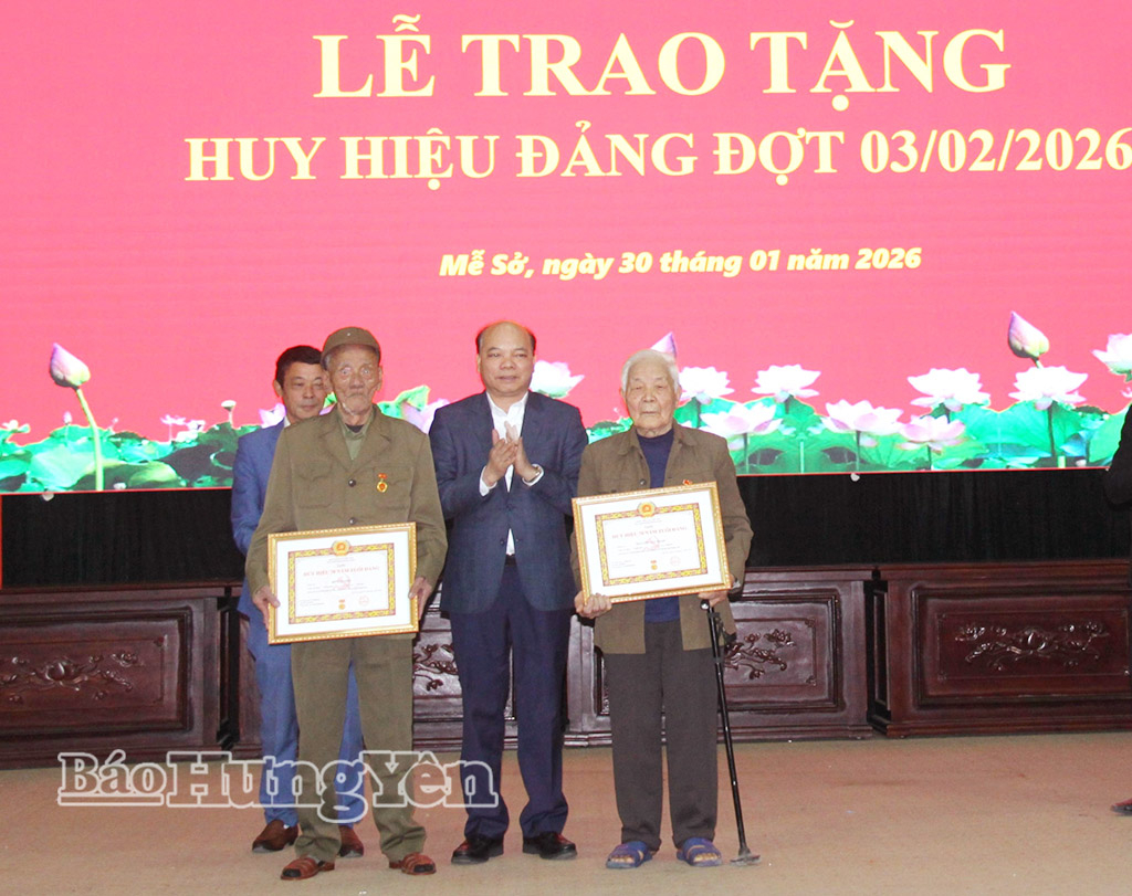 Đồng chí Phó Chủ tịch HĐND tỉnh Đặng Thanh Giang trao Huy hiệu 70 năm tuổi Đảng tặng 2 đảng viên. Ảnh: Phương Minh