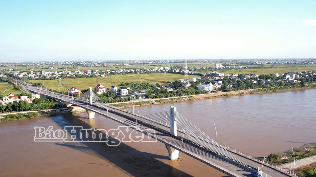 Cầu vượt sông Trà Lý nối phường Trà Lý với phường Trần Lãm.