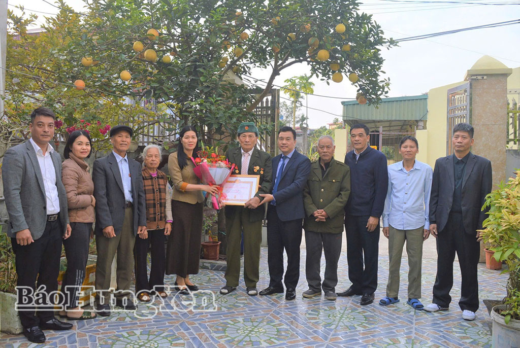 Lãnh đạo xã Hưng Hà trao tặng Huy hiệu Đảng tặng đồng chí Lương Văn Thuộc, 60 năm tuổi Đảng (thôn Thị Độc). Ảnh: Thanh Thủy