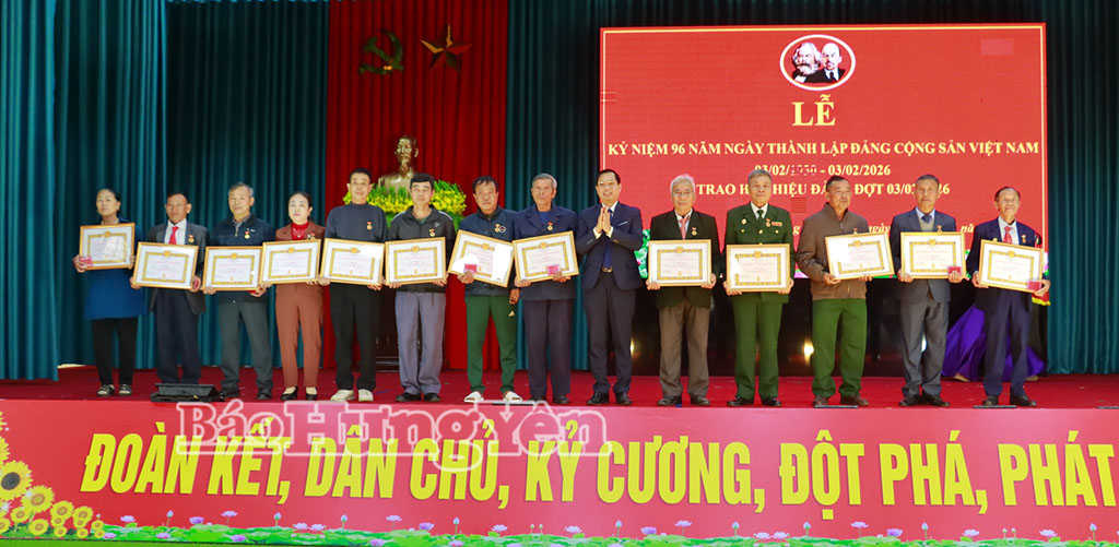 Lãnh đạo xã Đông Tiên Hưng trao Huy hiệu Đảng tặng các đảng viên cao tuổi Đảng đợt 3/2. Ảnh: Thu Hiền