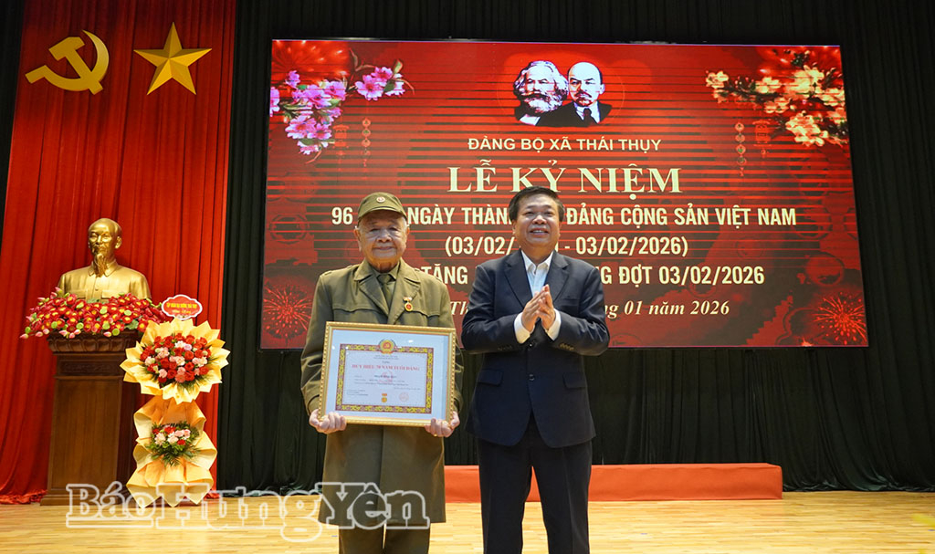 Đồng chí Nguyễn Quang Hưng, Ủy viên Ban Thường vụ, Chủ nhiệm Ủy ban Kiểm tra Tỉnh ủy trao Huy hiệu 70 năm tuổi Đảng tặng đảng viên. Ảnh: Nguyễn Thắm