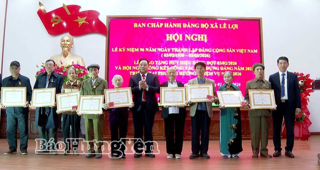 Lãnh đạo xã Lê Lợi trao Huy hiệu 60 năm tuổi Đảng tặng các đảng viên. Ảnh: Huyền Chang