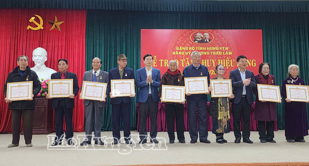 Lãnh đạo phường Trần Lãm trao Huy hiệu 55 năm tuổi Đảng tặng các đảng viên. Ảnh: Minh Nguyệt