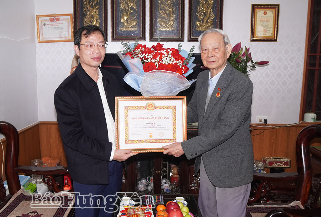 Bí thư Đảng ủy xã Nguyễn Trãi trao Huy hiệu Đảng tặng đảng viên Bùi Công Để, sinh hoạt tại Chi bộ thôn Nhân Lý. Ảnh: Đào Doan