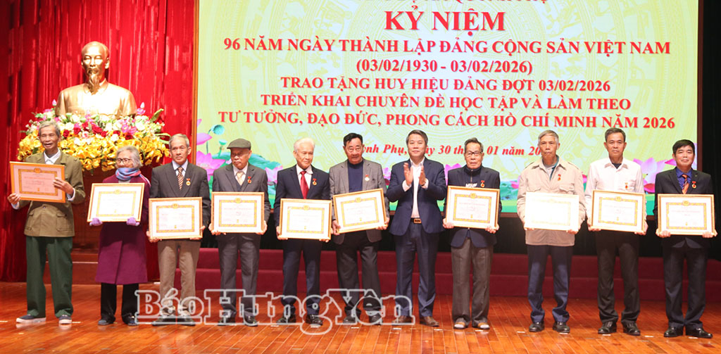 Lãnh đạo xã Quỳnh Phụ trao Huy hiệu Đảng tặng các đảng viên. Ảnh: Xuân Phương