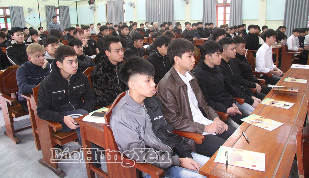 Các học viên dự khai mạc lớp bồi dưỡng trực tiếp tại điểm xã Hưng Hà.