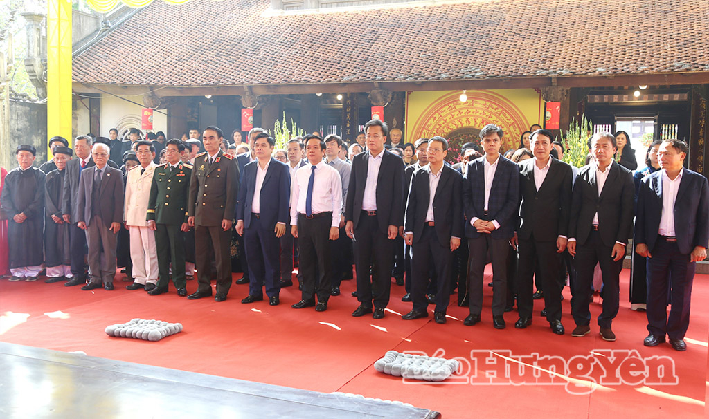 Các đồng chí lãnh đạo tỉnh dự lễ kỷ niệm 800 năm sáng lập vương triều Trần