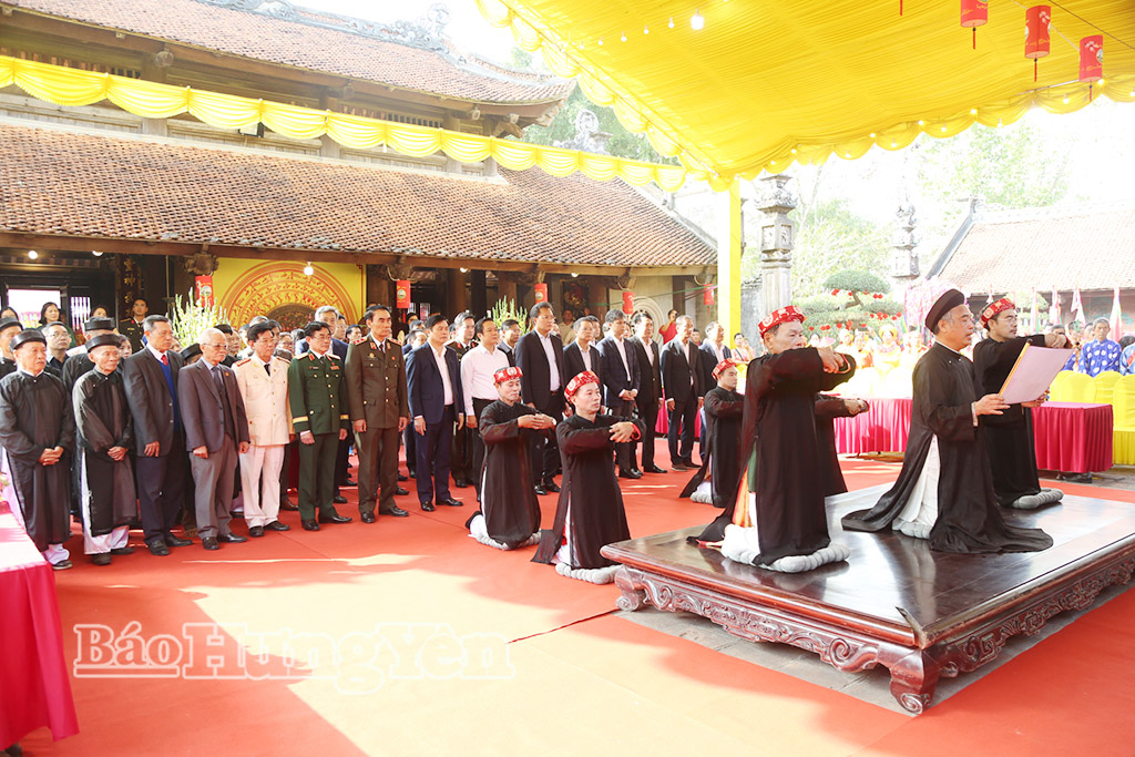 Các đại biểu dự lễ bái yết các vị vua Trần.