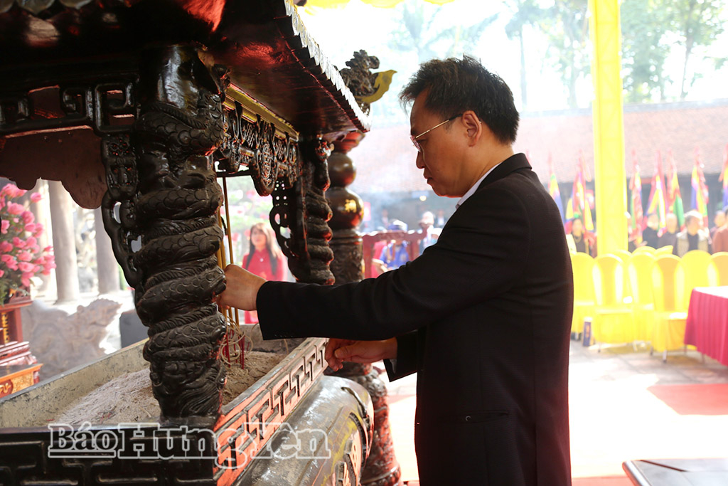 Đồng chí Nguyễn Hữu Nghĩa, Ủy viên Ban Chấp hành Trung ương Đảng, Bí thư Tỉnh ủy dâng hương tưởng niệm các vị vua triều Trần.