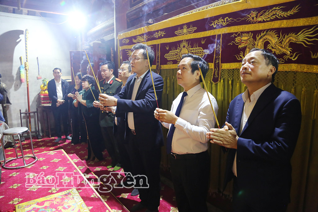 Các đại biểu dâng hương tưởng niệm các vị vua Trần.