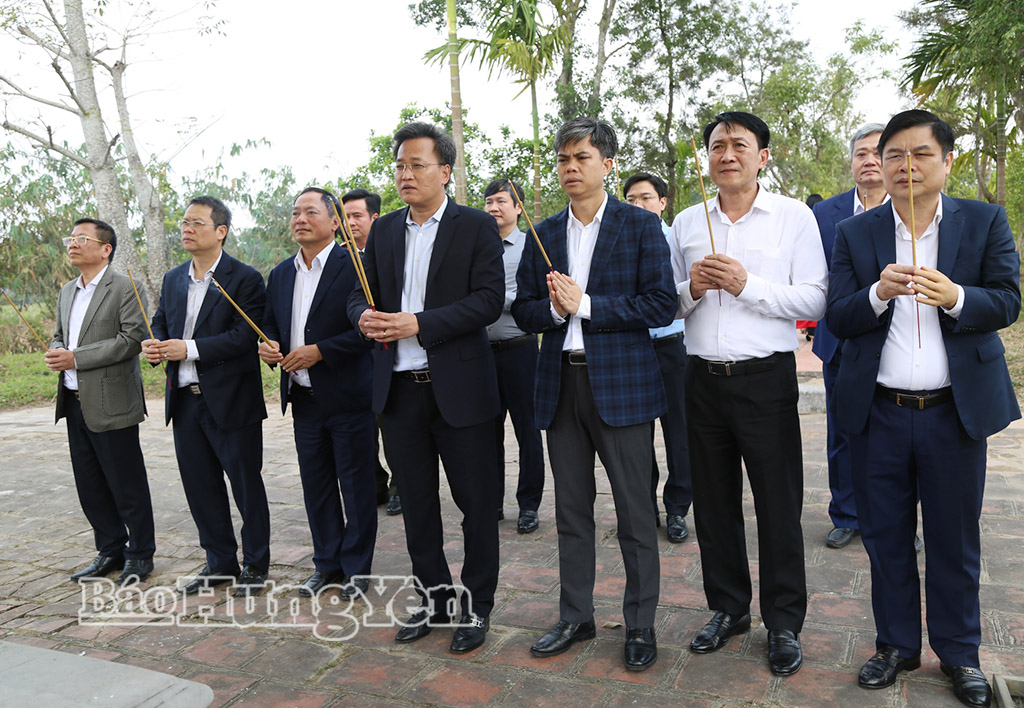 Các đại biểu dâng hương tưởng niệm tại Khu lăng mộ các vị vua triều Trần.