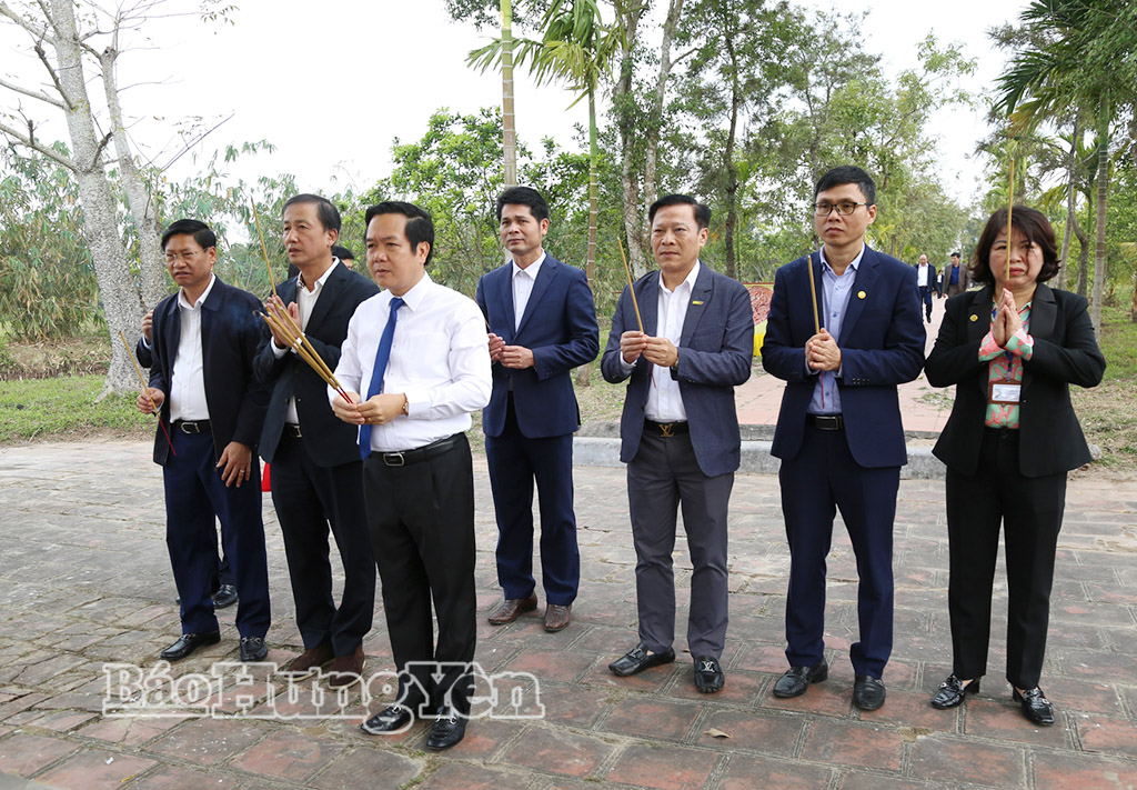 Đồng chí Phạm Quang Ngọc, Ủy viên Ban Chấp hành Trung ương Đảng, Phó Bí thư Tỉnh ủy, Chủ tịch UBND tỉnh và các đại biểu dâng hương tưởng niệm tại Khu lăng mộ các vị vua triều Trần.